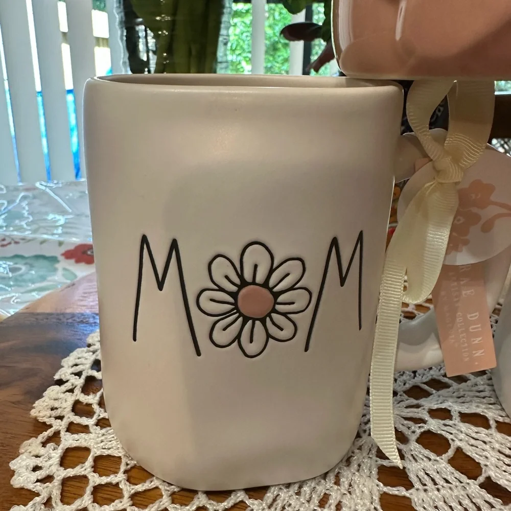 Rae Dunn Cream 'MOM' mug - Picture 1 of 4